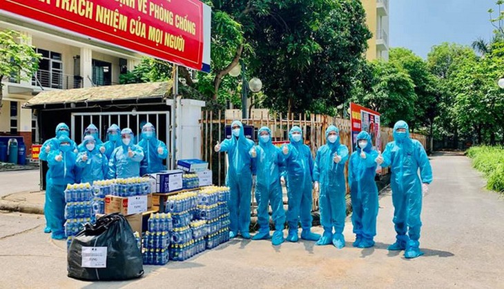 NSƯT Xuân Bắc và những người bạn gần đây trong bộ đồ bảo hộ phòng dịch đến tặng quà cho khu cách ly tập trung ở Hà Nội.